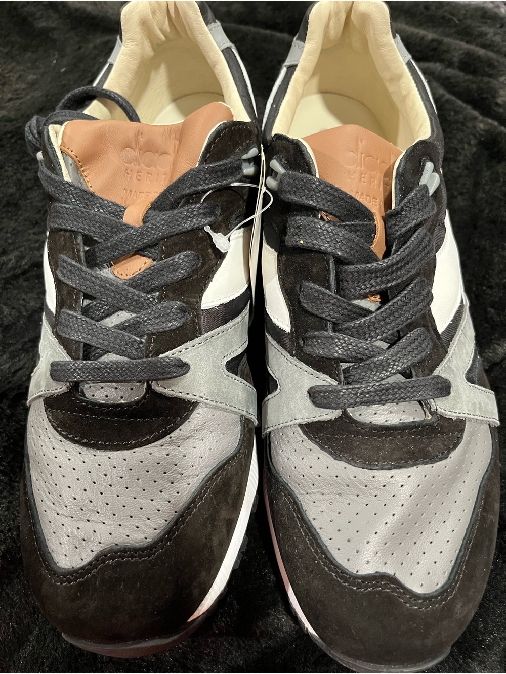 Diadora Logo Detail Sneakers in Gray & White - Picture 2 of 6
